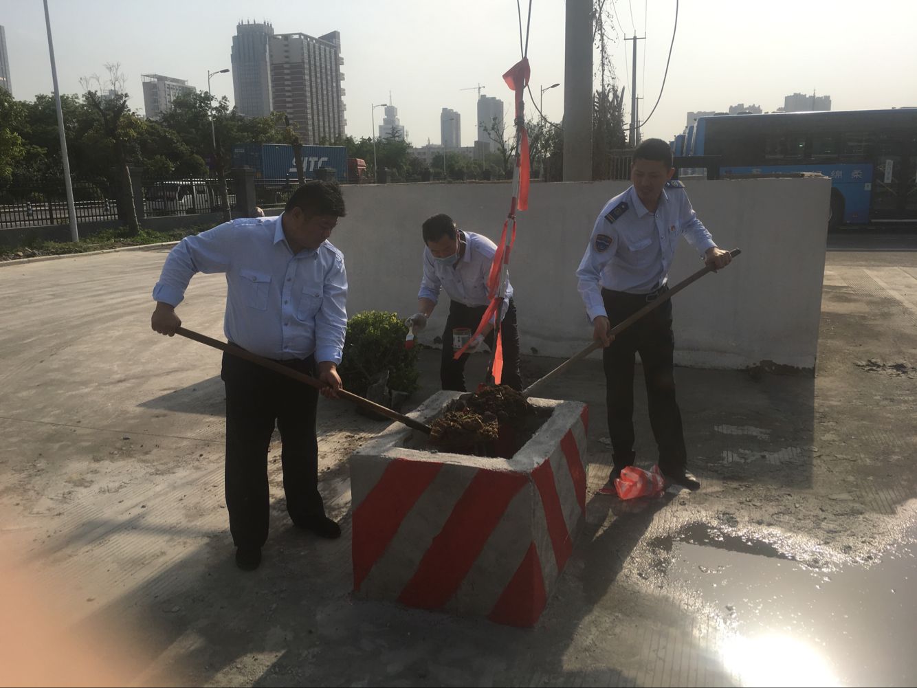 公交東部公司二車隊(duì)自行修建場站安全標(biāo)志物確保車輛安全