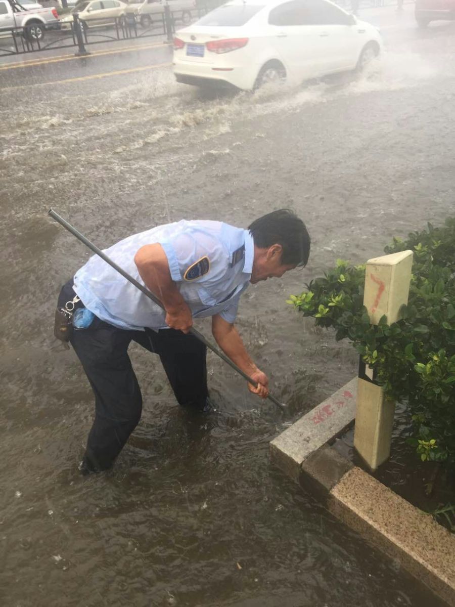 公交快速公司東區(qū)車(chē)隊(duì)及時(shí)疏通西園路排水口保障電車(chē)運(yùn)營(yíng)安全