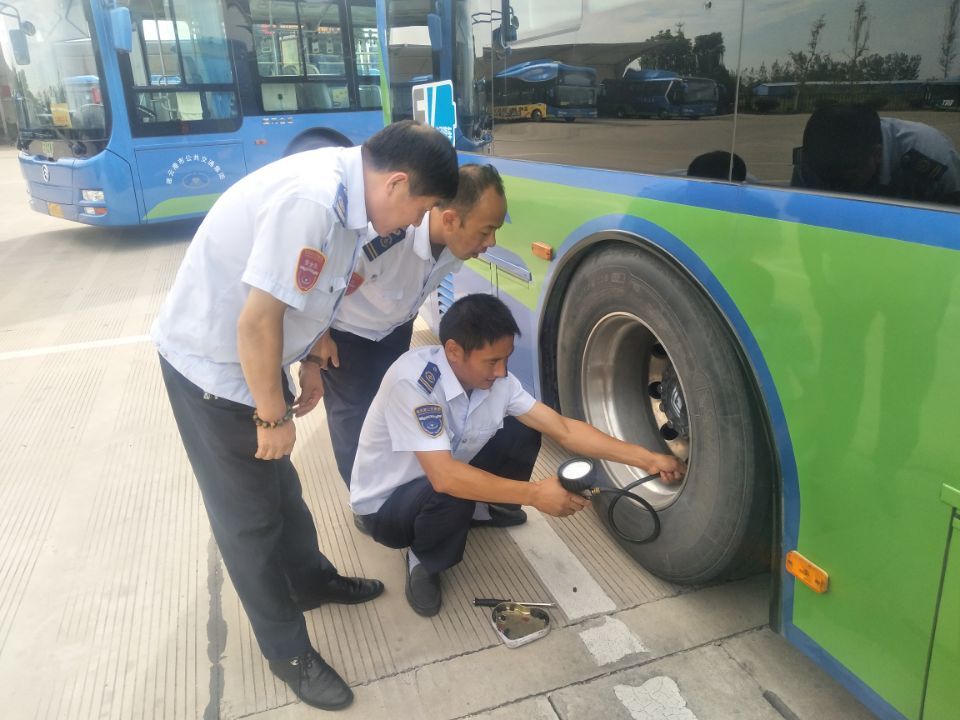 公交集團(tuán)快速公司開(kāi)展車(chē)輛輪胎專(zhuān)項(xiàng)檢查工作