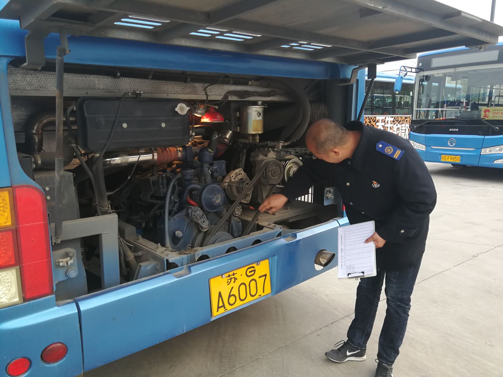 公交集團公交事業(yè)一部開展“五一”小長假車輛機務(wù)專項檢查