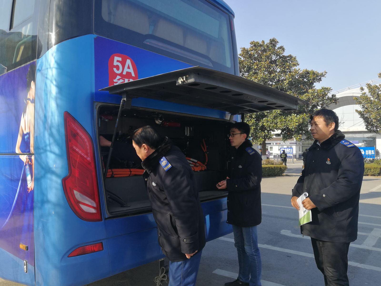 公交集團(tuán)經(jīng)營(yíng)發(fā)展事業(yè)部開(kāi)展車(chē)容車(chē)貌大整治活動(dòng)