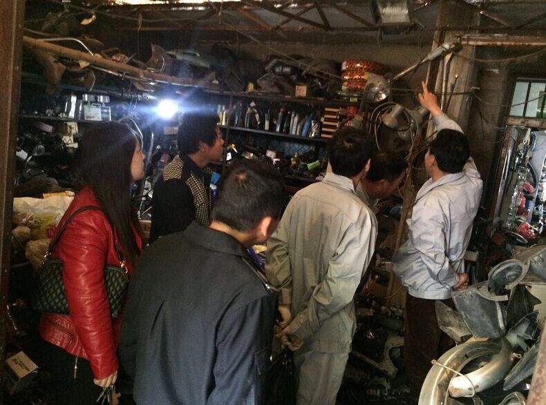 公交維修公司黨員干部協(xié)助社區(qū)開展街道“安檢、違章”治理活動