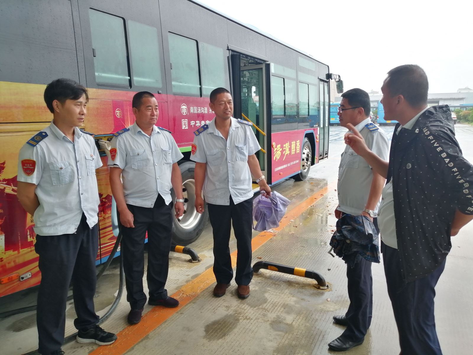 公交集團公交事業(yè)一部啟動應(yīng)急預(yù)案應(yīng)對暴雨天氣