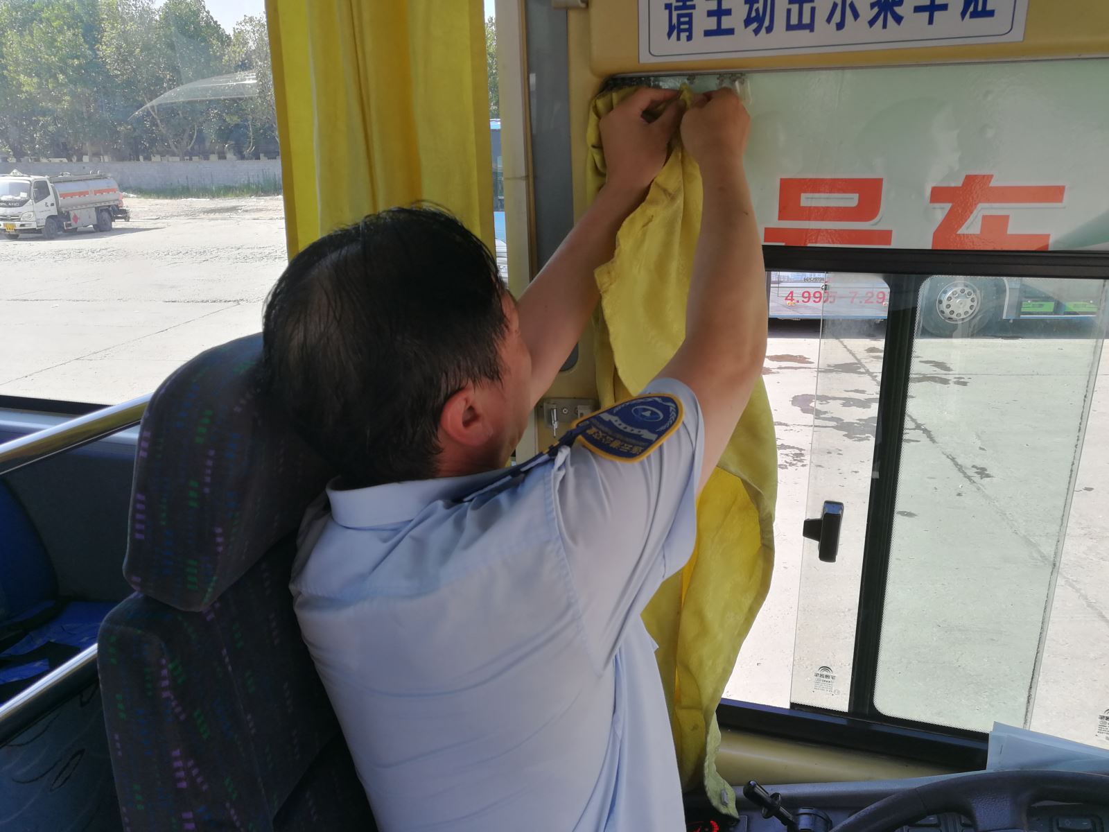 公交集團佳連公司清洗窗簾 營造清涼舒適車廂氛圍