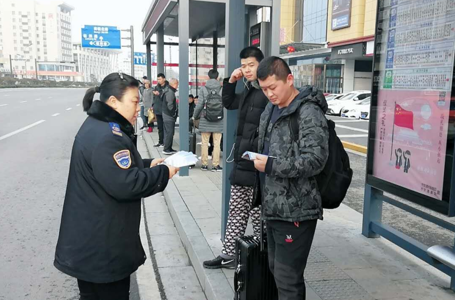 公交集團公交事業(yè)一部向市民發(fā)放公交出行手冊