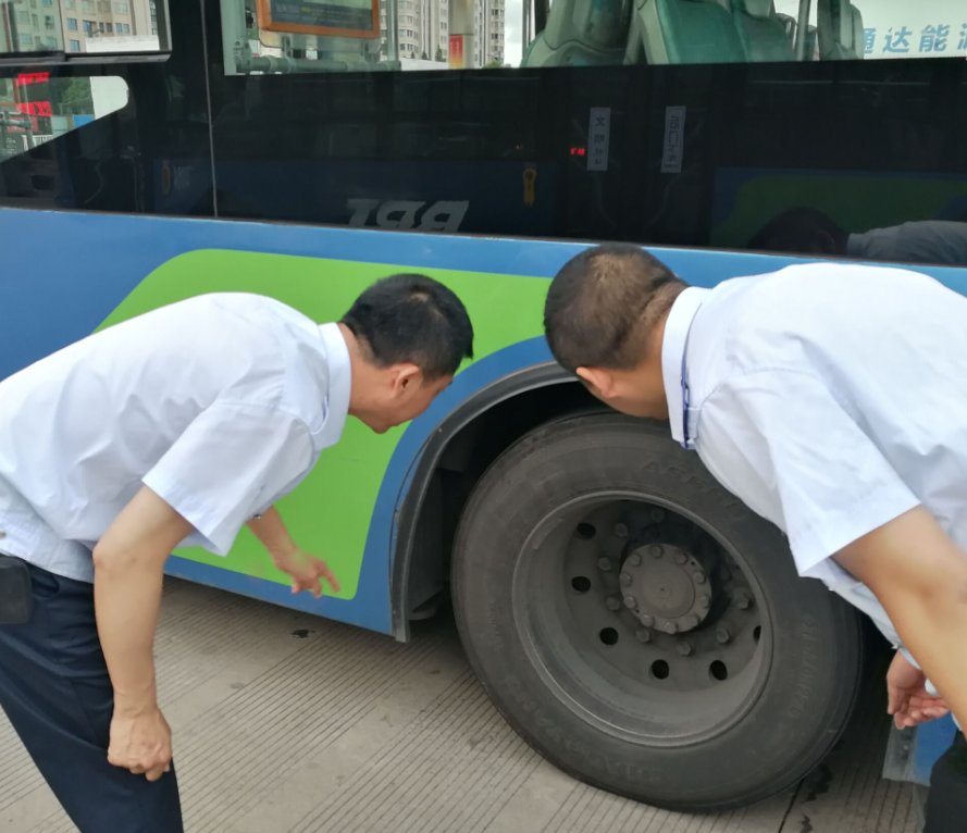 公交集團(tuán)快速公司開(kāi)展車(chē)輛專(zhuān)項(xiàng)檢查工作