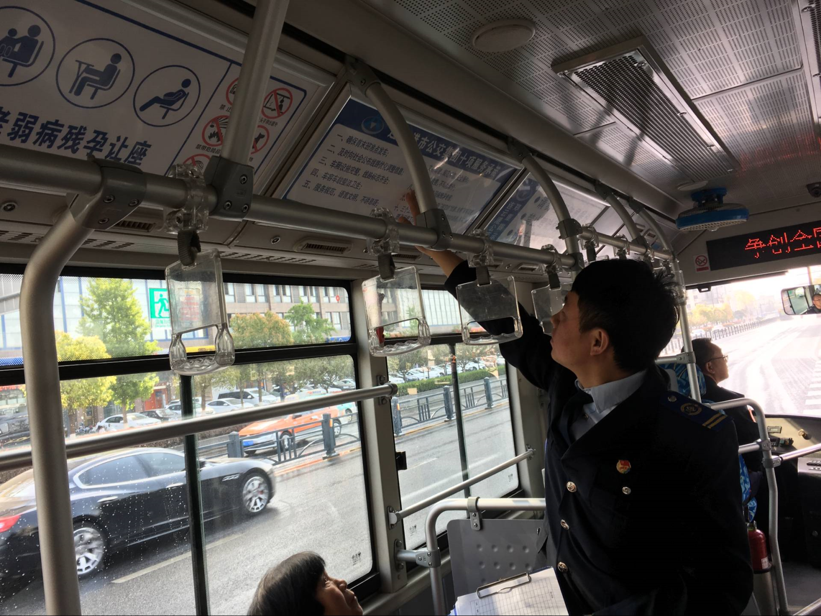 公交集團海通公交公司開展服務規(guī)范大檢查