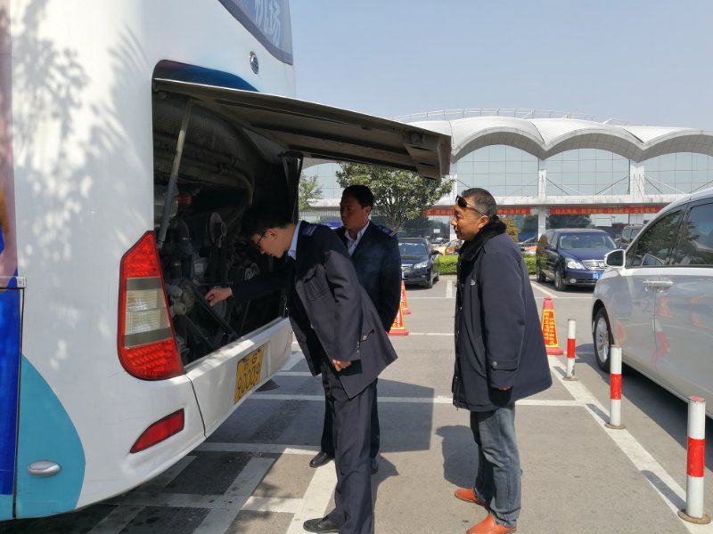 公交集團(tuán)佳連公司對(duì)機(jī)場專線進(jìn)行安全大檢查