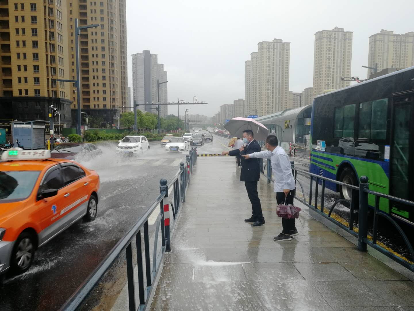大雨來襲，快速公交事業(yè)部抗?jié)硴岆U全力以赴 為市民出行保駕護(hù)航！