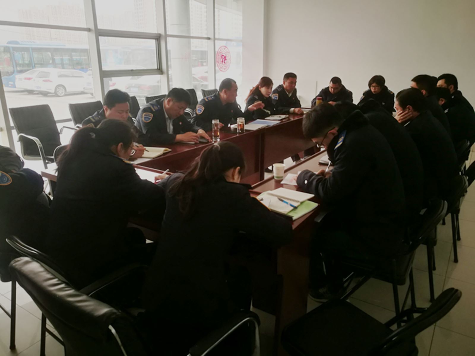 公交集團(tuán)經(jīng)營發(fā)展事業(yè)部召開“安全生產(chǎn)、優(yōu)質(zhì)服務(wù)”動(dòng)員部署會(huì)