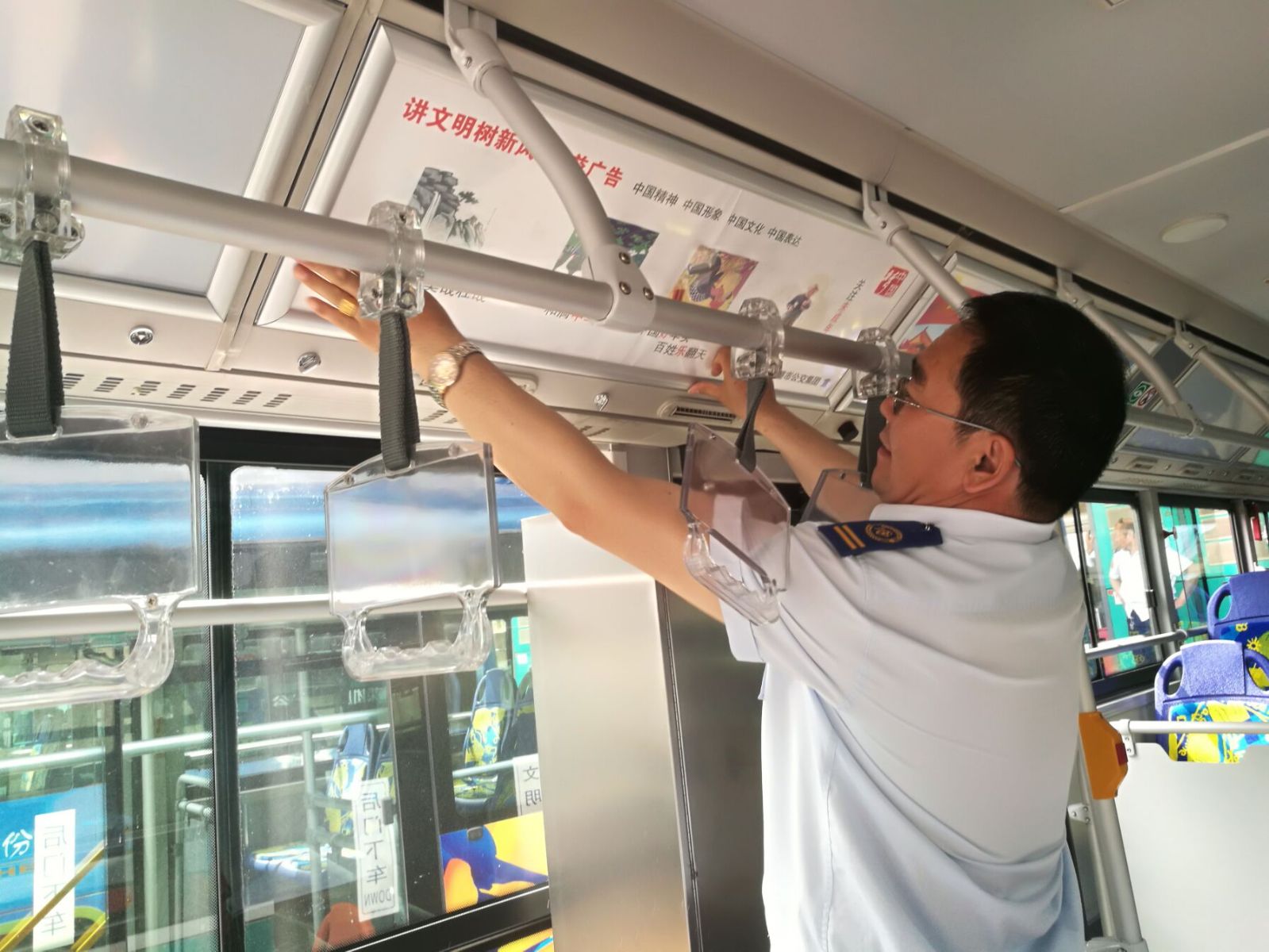 公交集團海通公交公司更換車廂宣傳標語 營造創(chuàng)文氛圍