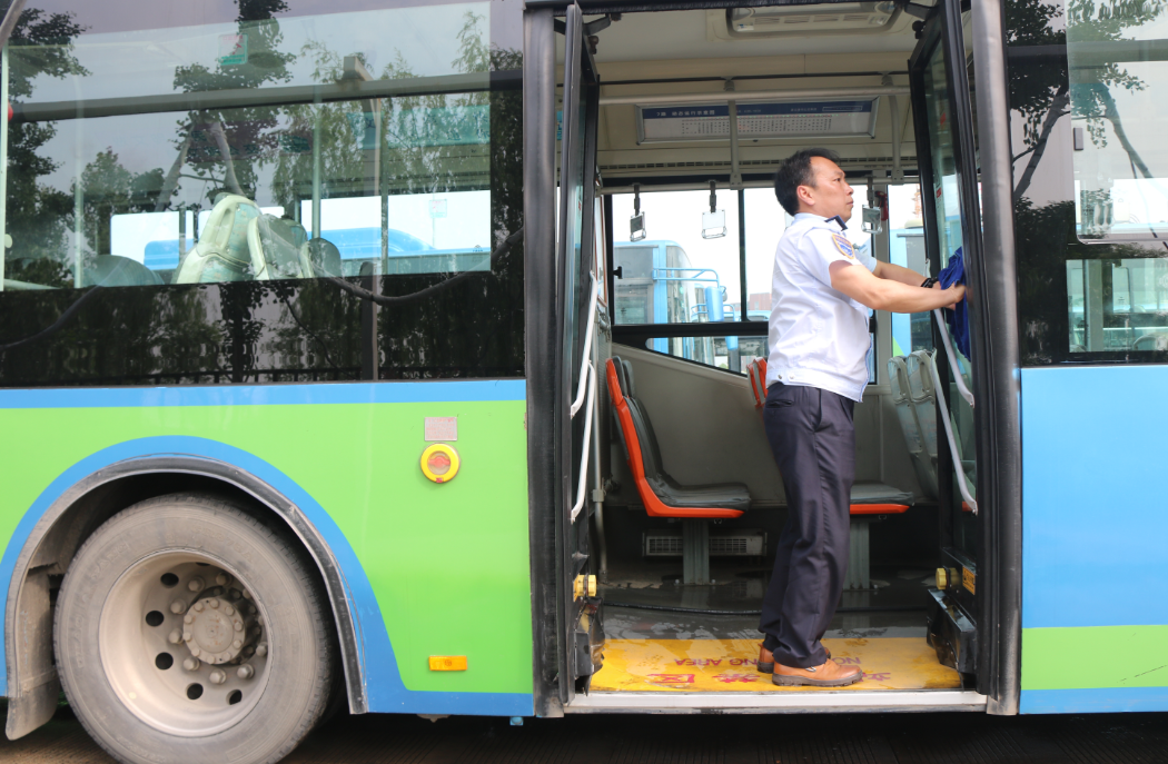 公交集團快速公司清洗B1K車輛為創(chuàng)建文明城市助力