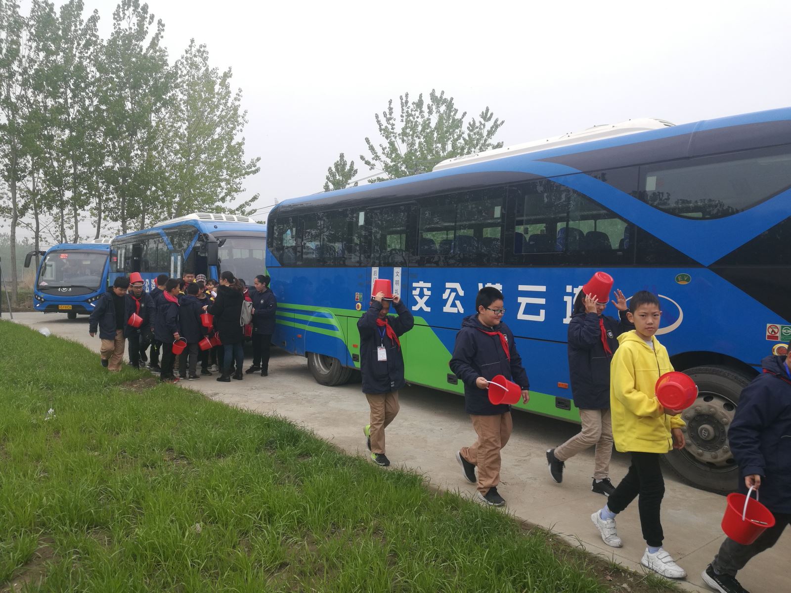 公交集團(tuán)經(jīng)營發(fā)展事業(yè)部圓滿完成市晚報小記者田園采摘活動運(yùn)輸工作