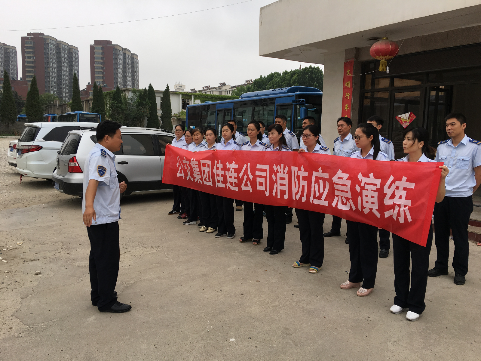 公交集團(tuán)佳連公司開展安全月消防應(yīng)急演練