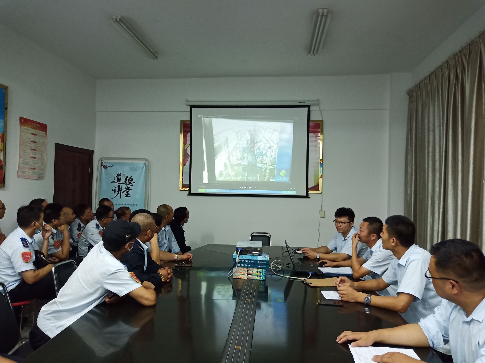 公交集團(tuán)公交事業(yè)二部召開駕駛員安全會