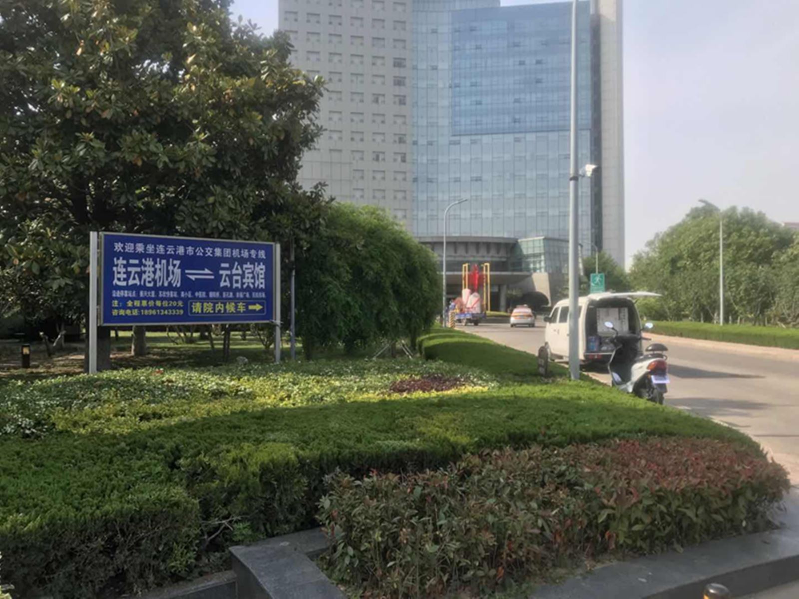 公交集團(tuán)經(jīng)營發(fā)展事業(yè)部安裝機(jī)場(chǎng)線乘車指示牌 服務(wù)乘車市民