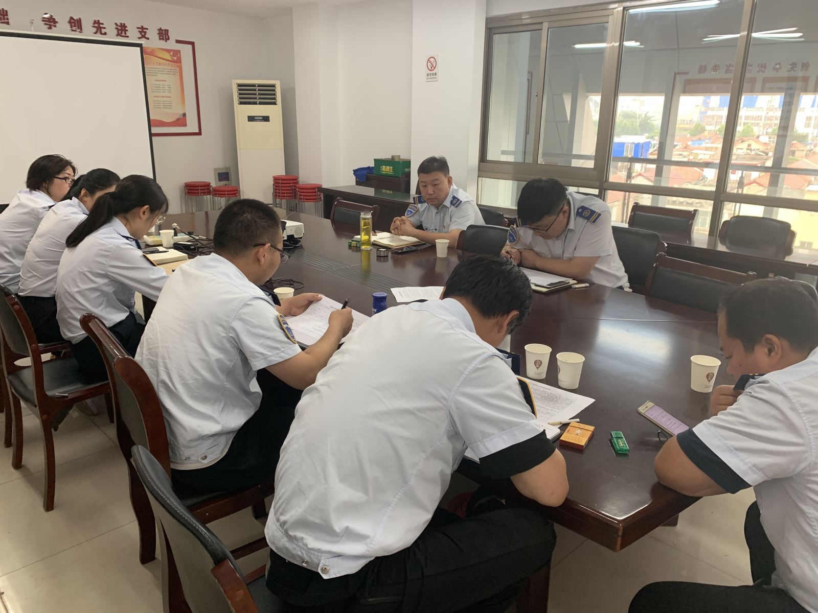 公交集團(tuán)快速公交事業(yè)部召開服務(wù)投訴會(huì)
