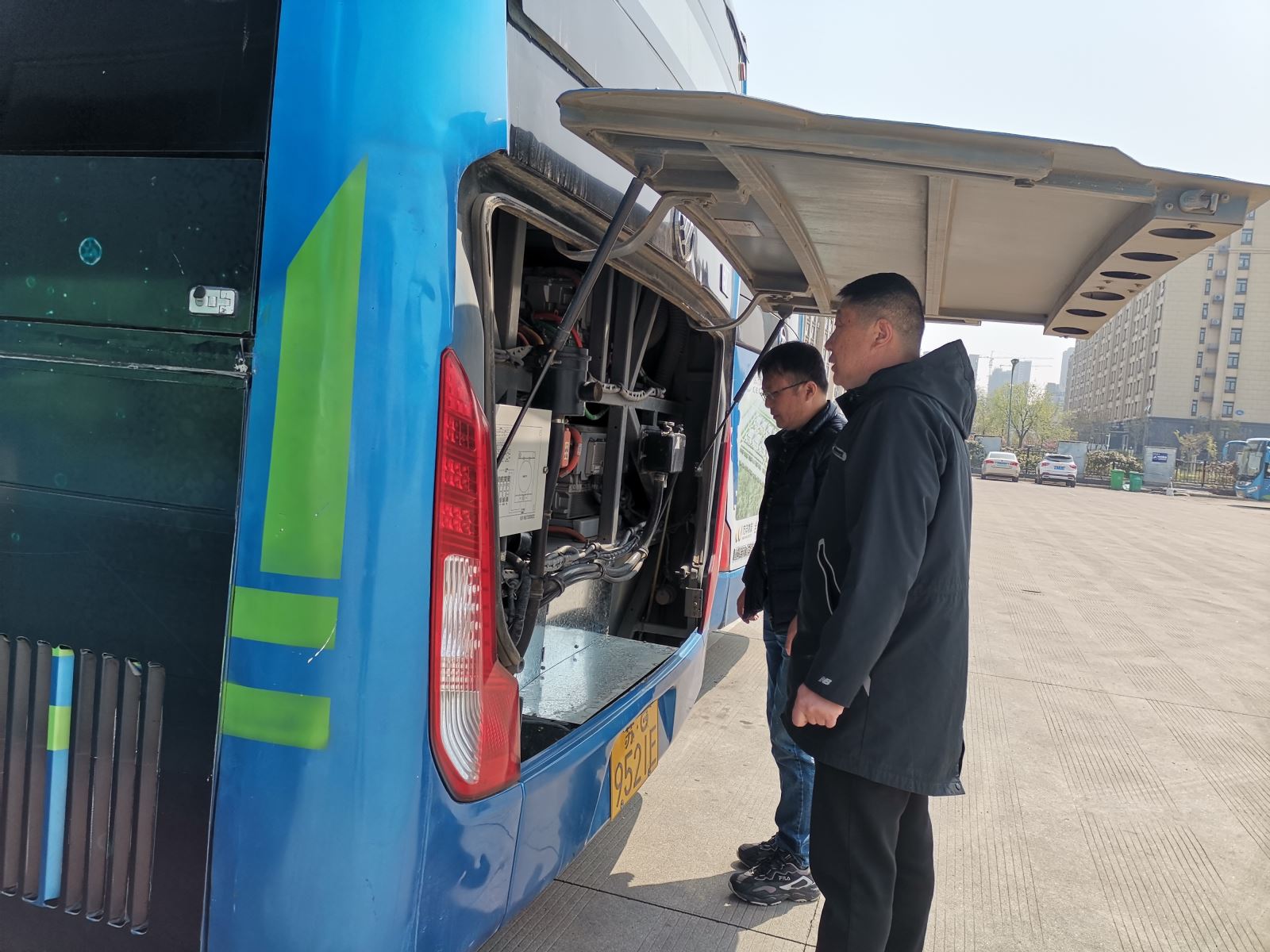 經(jīng)營發(fā)展事業(yè)部開展電動車電池倉柳絮清理工作