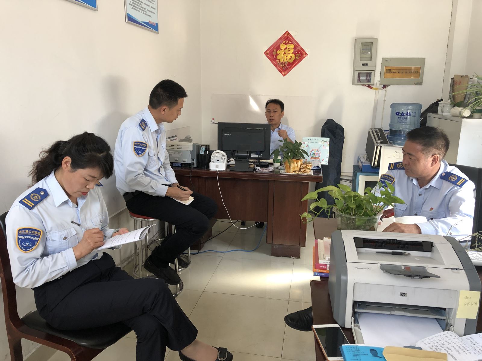 公交集團快速公交事業(yè)部、公交事業(yè)二部、經(jīng)營發(fā)展事業(yè)部、機務技術事業(yè)部召開“國慶”長假安全生產(chǎn)專題會