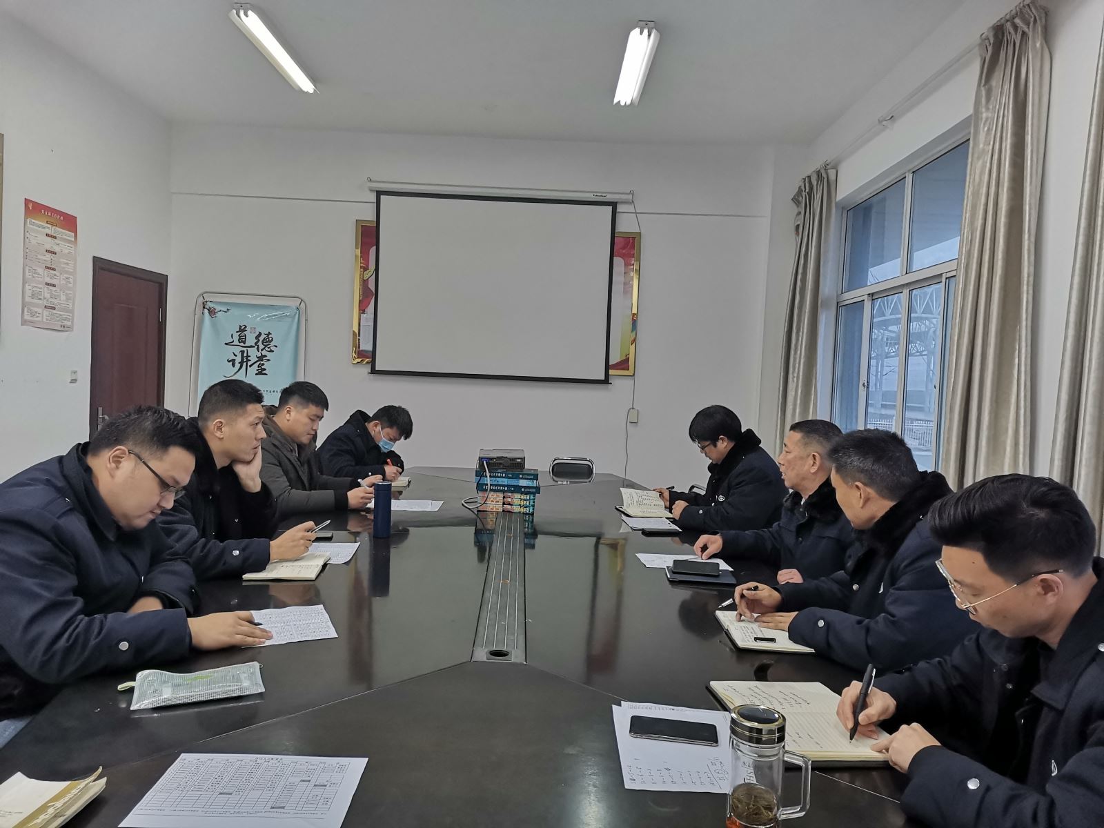 公交集團(tuán)公交事業(yè)二部召開惡劣天氣應(yīng)急部署會議