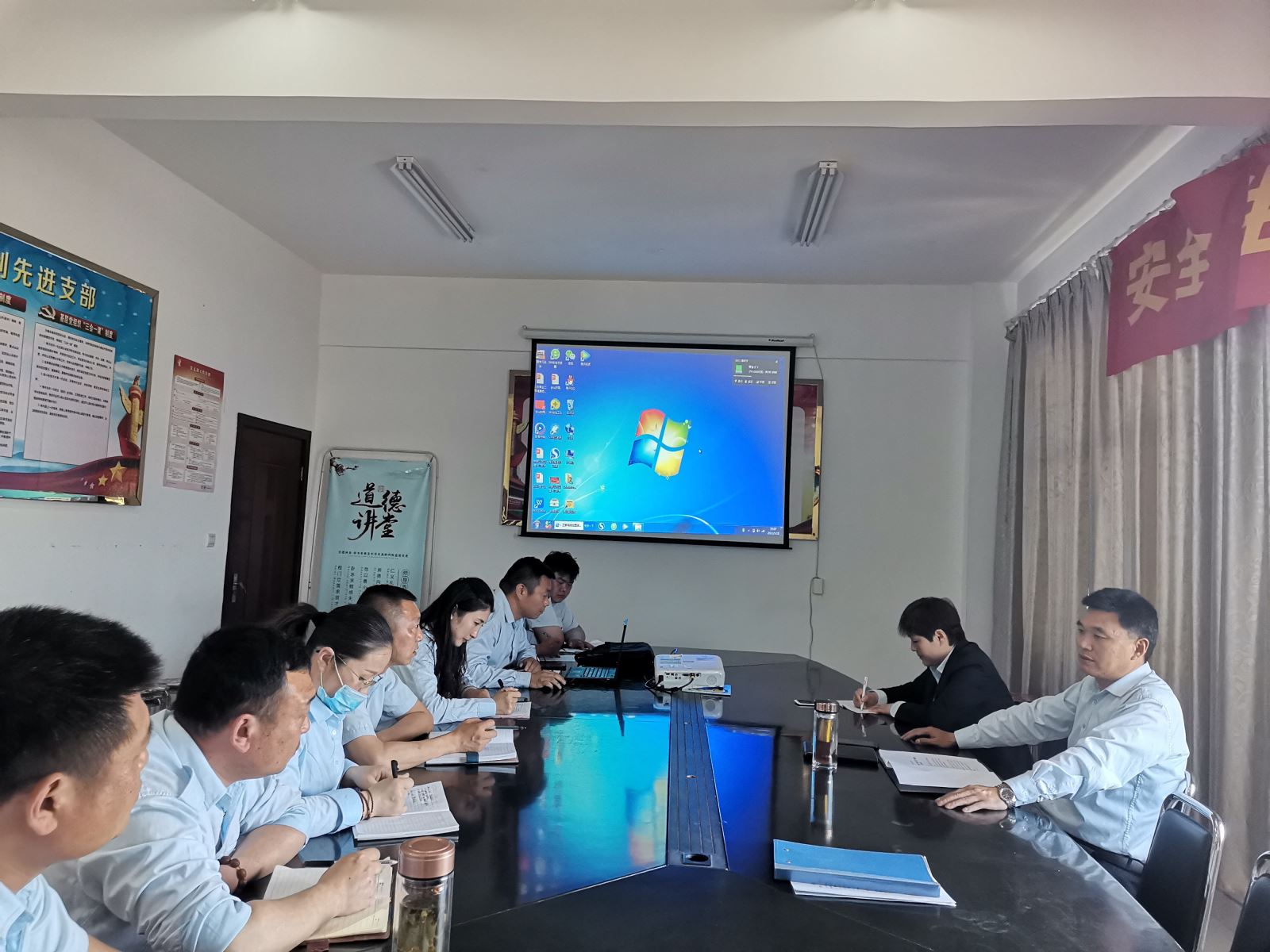 公交集團公交事業(yè)二部開展安全、機務(wù)工作專題會議