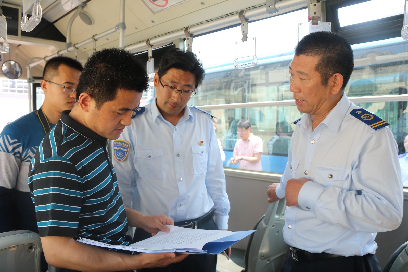 市交通局運管處領導來到海州客運站檢查公交創(chuàng)文工作
