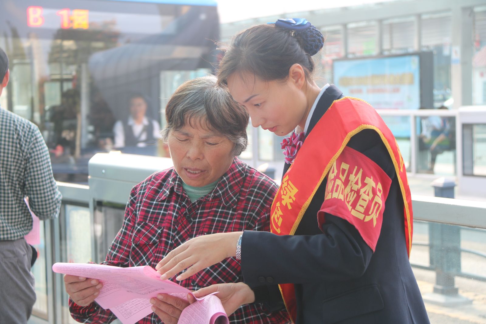 公交快速公司開展“老年乘客乘坐BRT注意事項(xiàng)”主題宣傳活動(dòng)