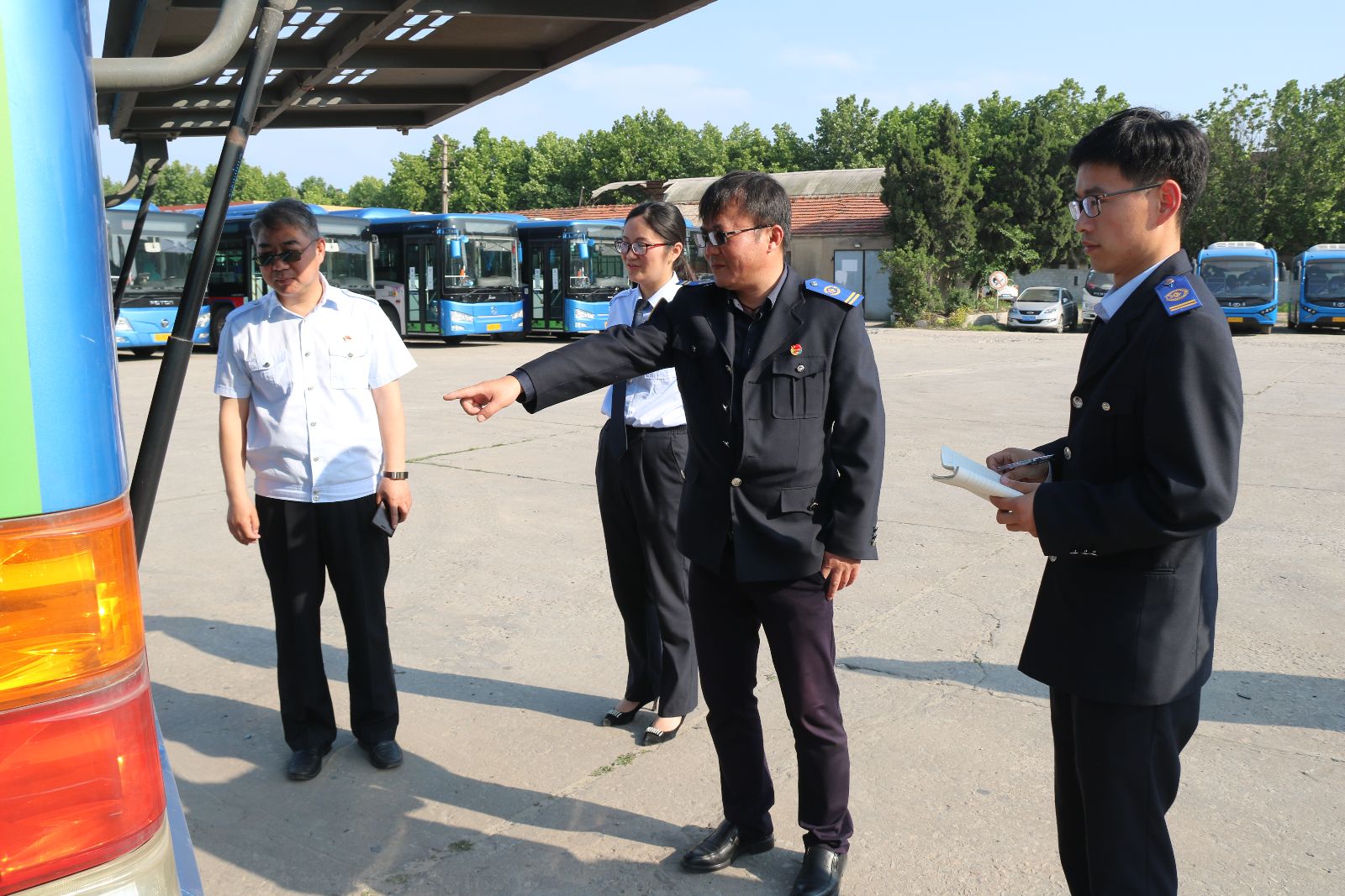 公交集團機務技術部開展電池艙楊柳絮清理檢查工作