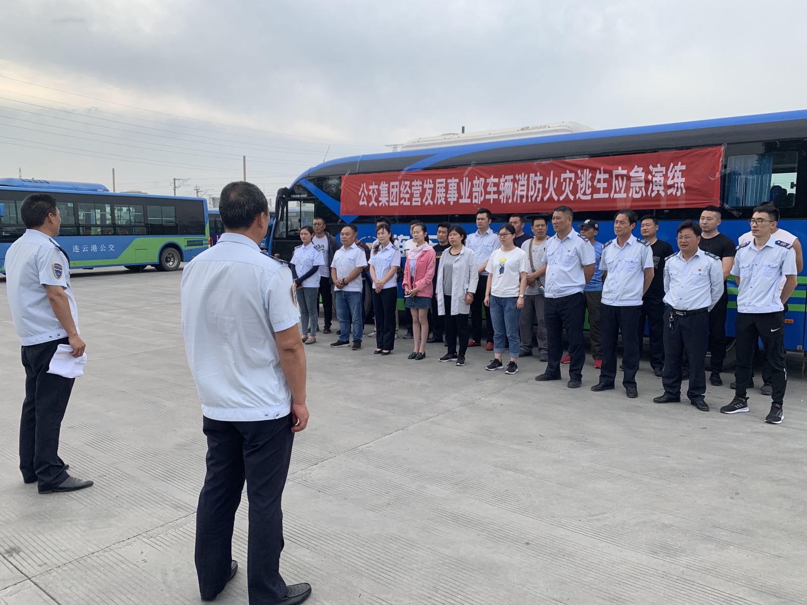 公交集團(tuán)經(jīng)營發(fā)展事業(yè)部開展車輛消防應(yīng)急逃生演練工作