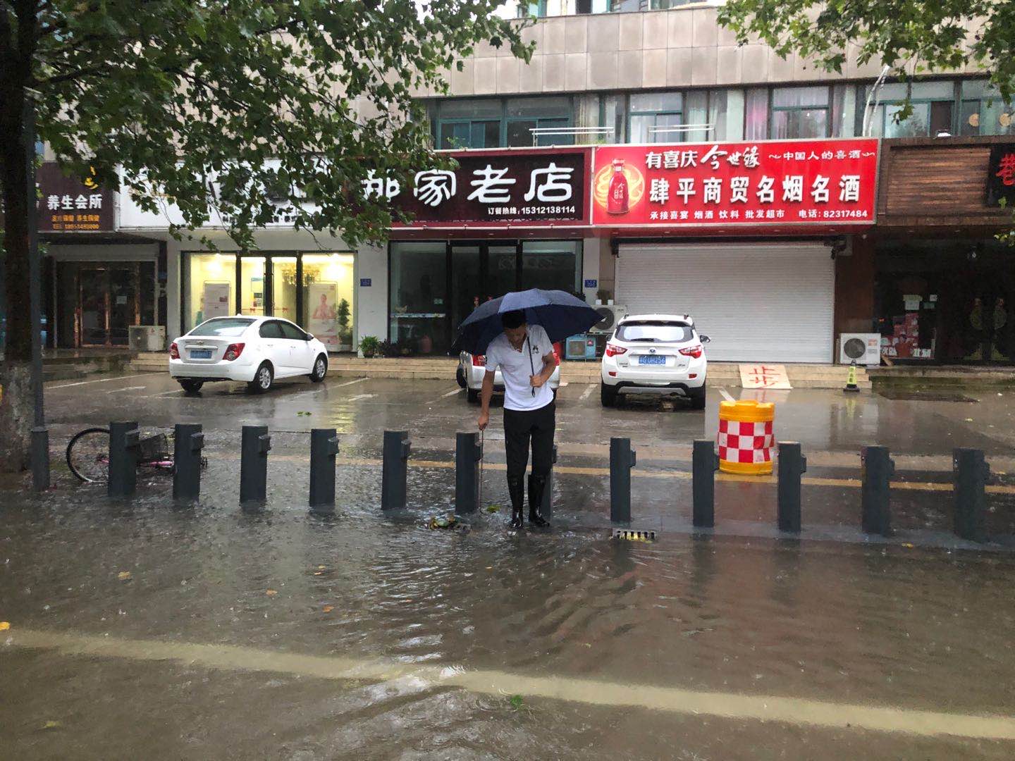 公交集團(tuán)公交事業(yè)二部積極應(yīng)對暴雨惡劣天氣