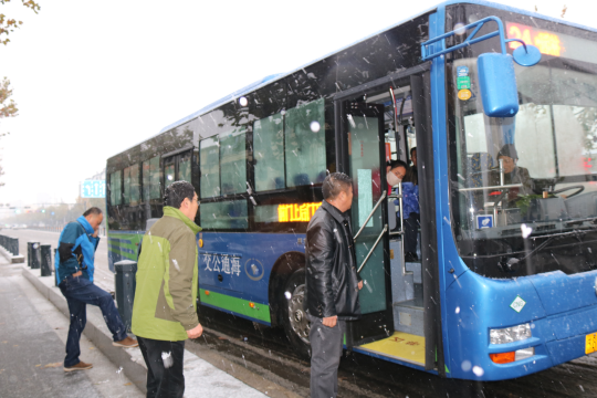公交海州公司積極應(yīng)對(duì)暴雪 保障安全運(yùn)營(yíng)